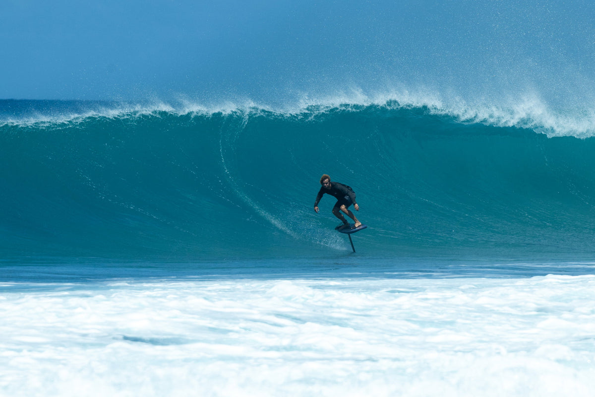 Duotone Crush SLS tijdens foilen voor een grote golf in Guadeloupe