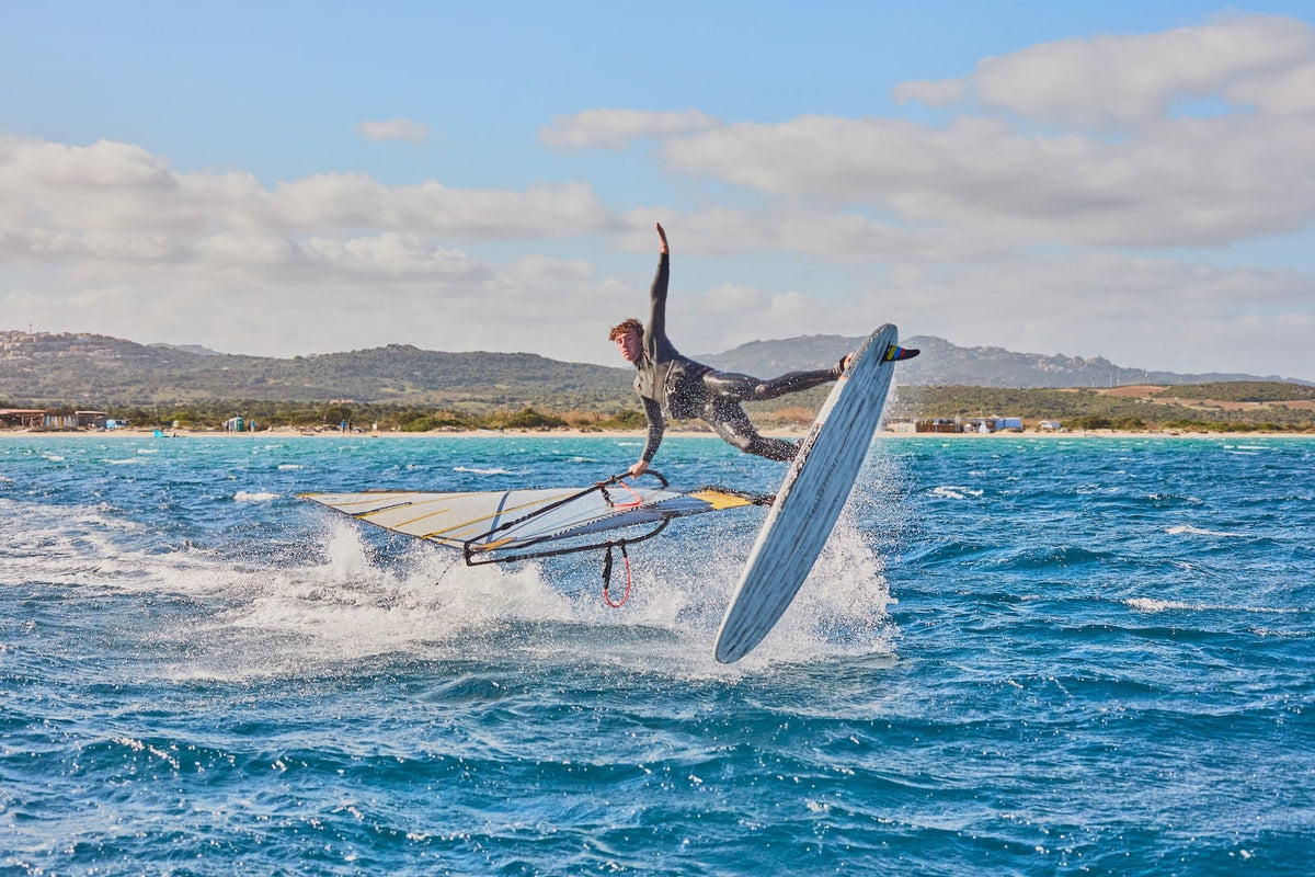 RRD Trigger LTD Y31 los van het water tijdens een freestylemove