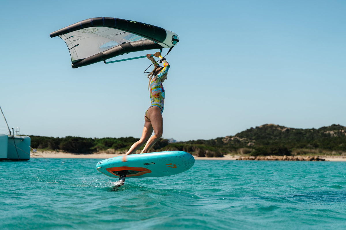Duotone Sky Air opblaasbaar wingfoilboard in actie op Sardinië