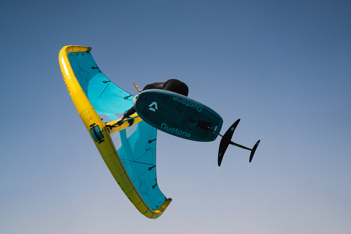 Duotone - Unit D/LAB 2027 - freestyle sprong tegen een blauwe lucht - GearFreak