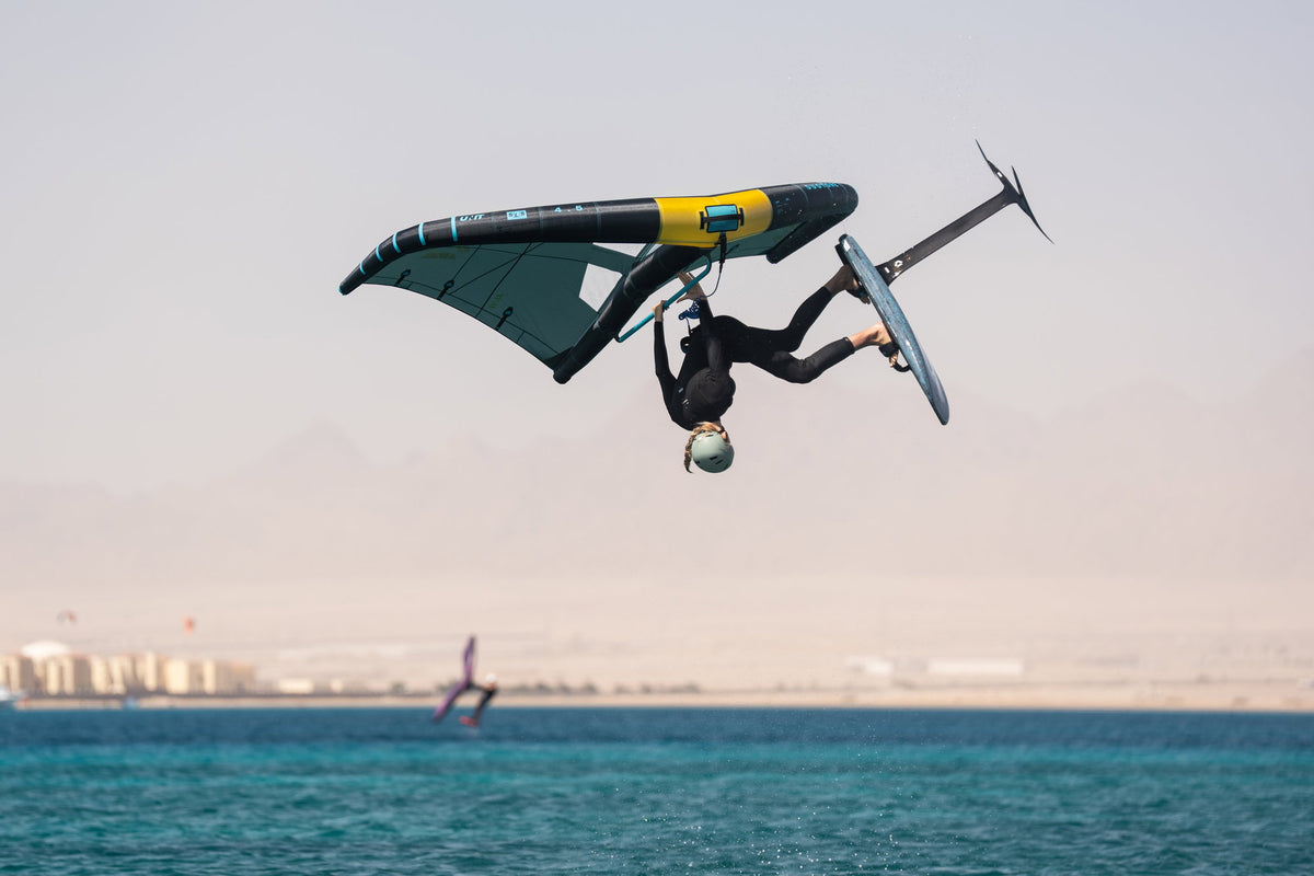 Duotone Unit SLS 2027 in Off Green tijdens een sprong in Egypte