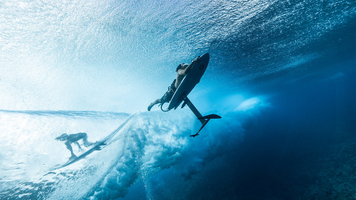 Onderwateropname van een duckdive met de Duotone Foil Assist Set D/LAB