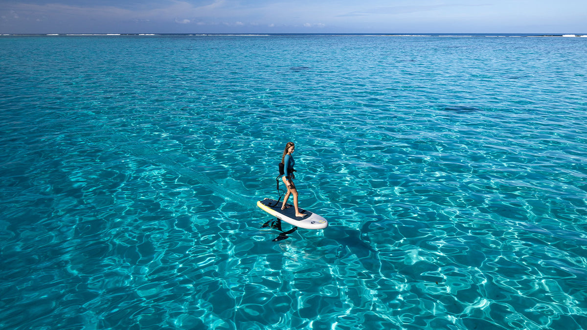 Duotone Midfish Air tijdens een rustige cruise op vlak lagunewater in Tahiti