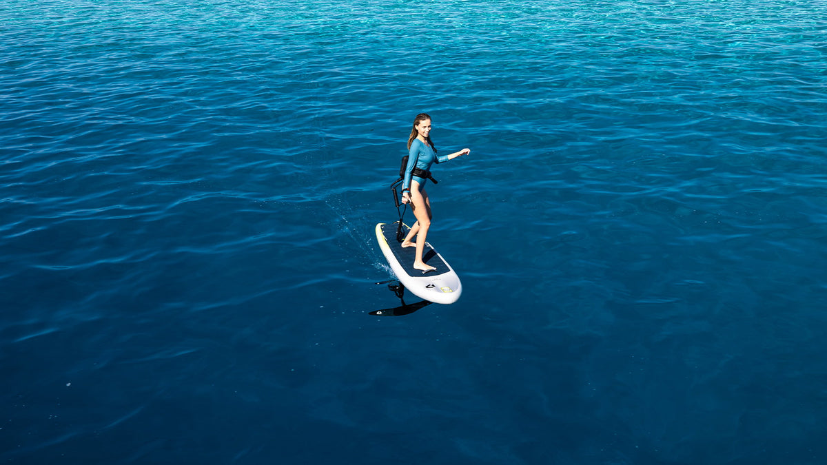 Duotone Midfish Air foilend op open water in Tahiti