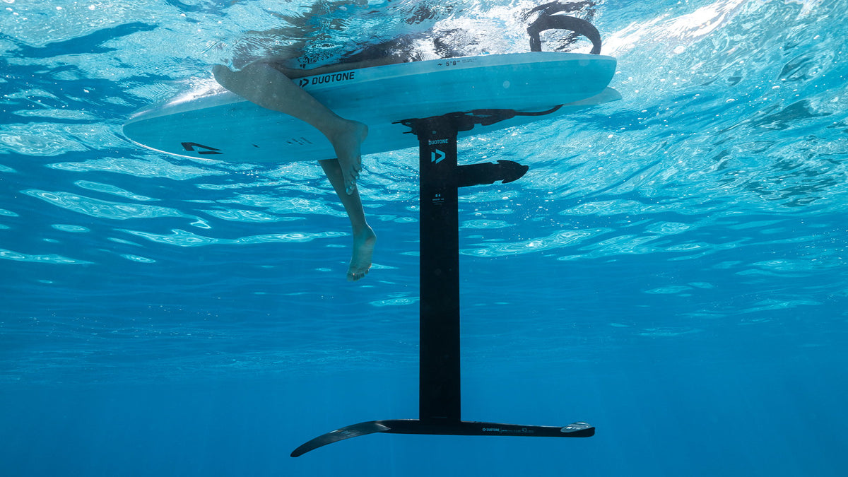 Duotone Foil Assist Set AL onder water: eMast AL met motorpod onder een foilboard