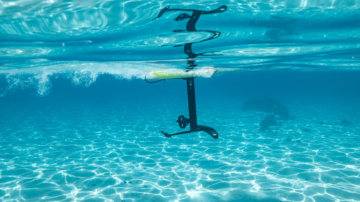 Duotone eMast Cruise Set AL onder water met motor en propeller