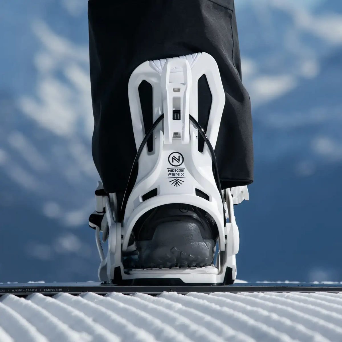 Flow Fenix White, snowboardschoen vastgezet in de binding op de piste