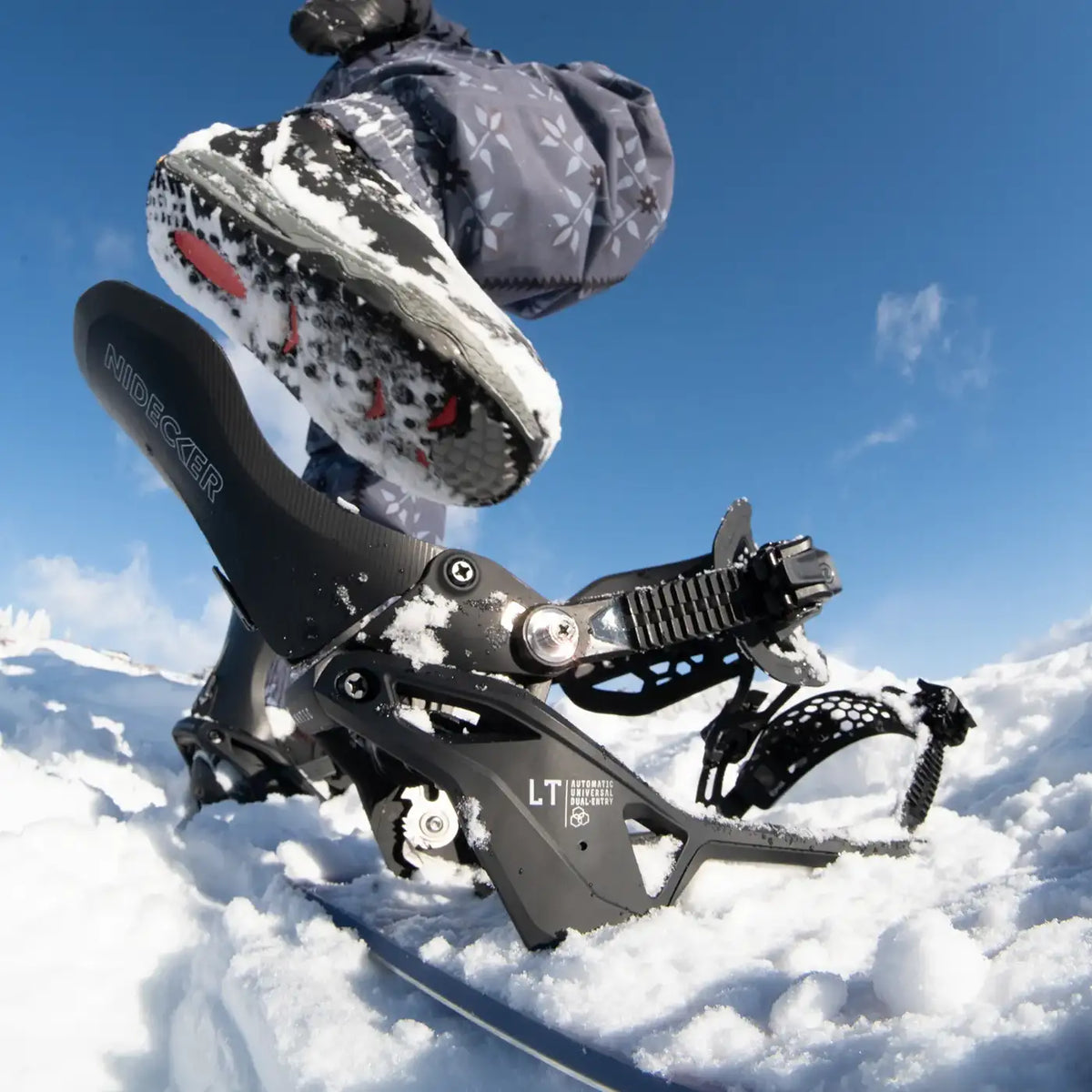 Instappen in de Nidecker Supermatic LT in de sneeuw