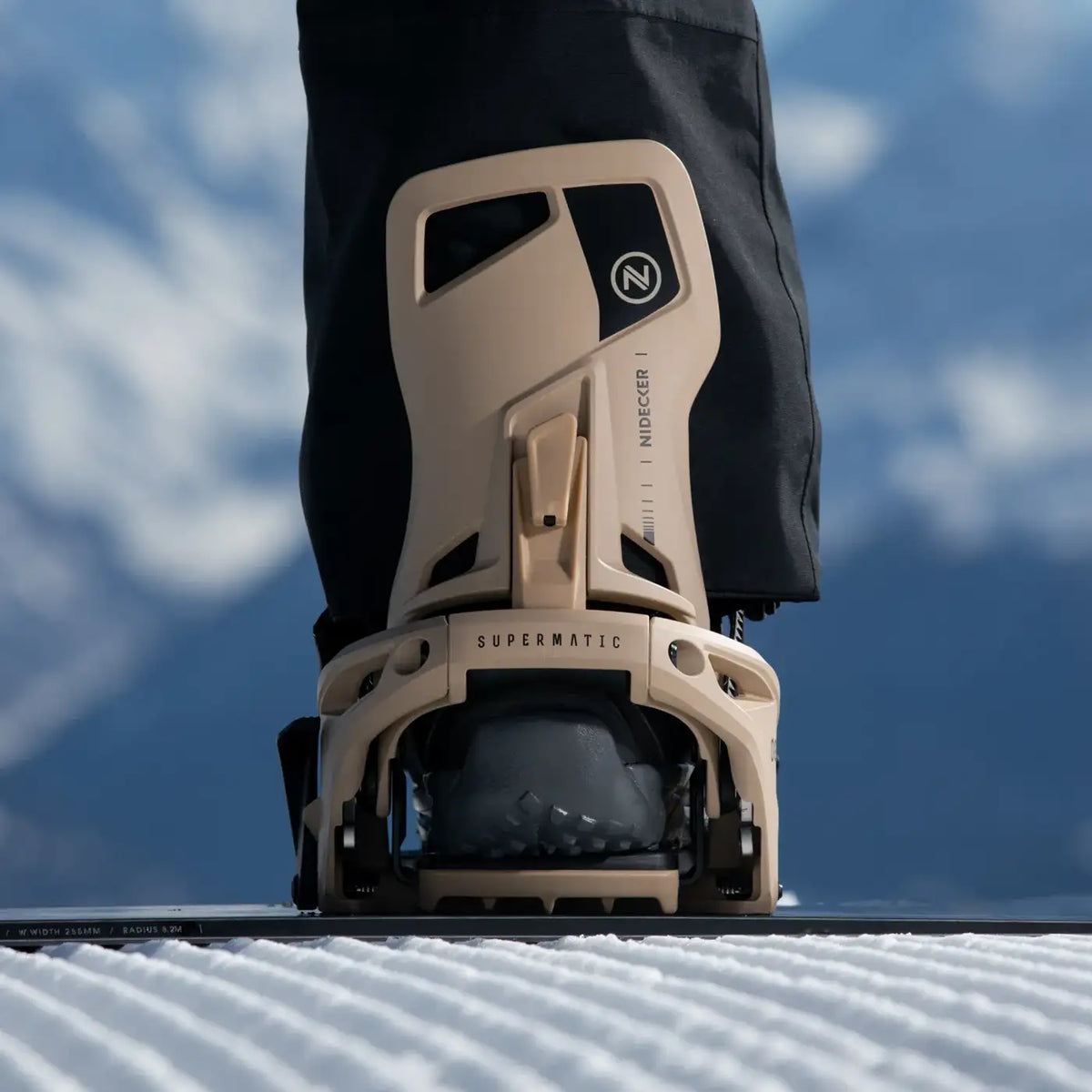 Nidecker Supermatic OG Desert binding in gebruik op de piste