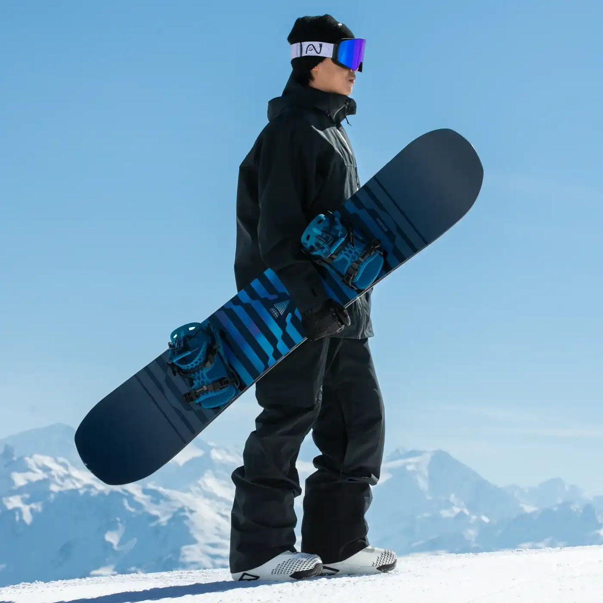 Flow Fenix Cyber Blue, rider met het board in de sneeuw