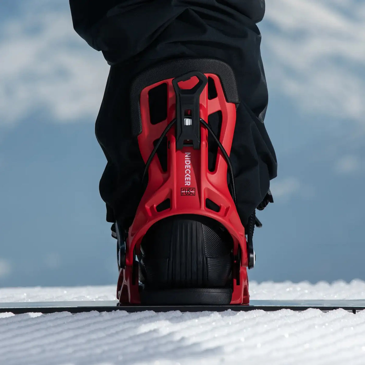 Flow Fuse Cherry, snowboardschoen vastgezet in de binding op de piste