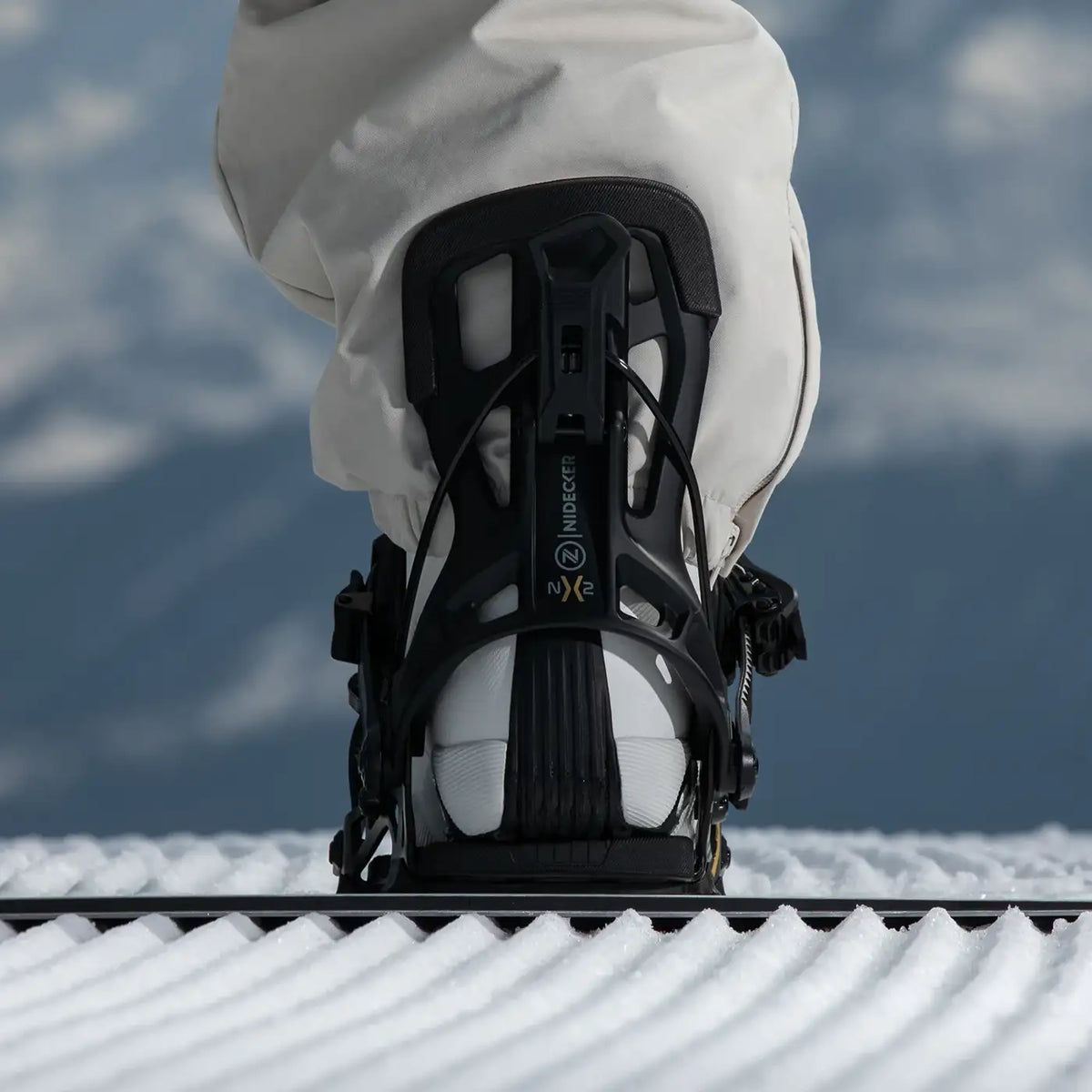 Flow NX2 Hybrid Black, snowboardschoen vastgezet in de binding op de piste