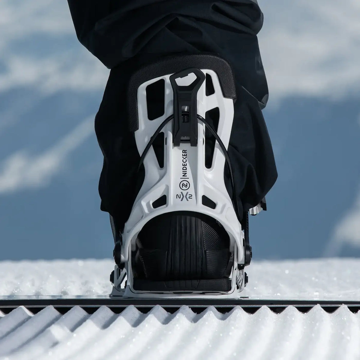 Flow NX2 Hybrid White, snowboardschoen vastgezet in de binding op de piste