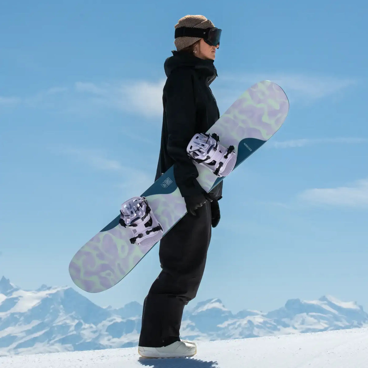 Flow Nexus Lavender, rider met het board in de sneeuw