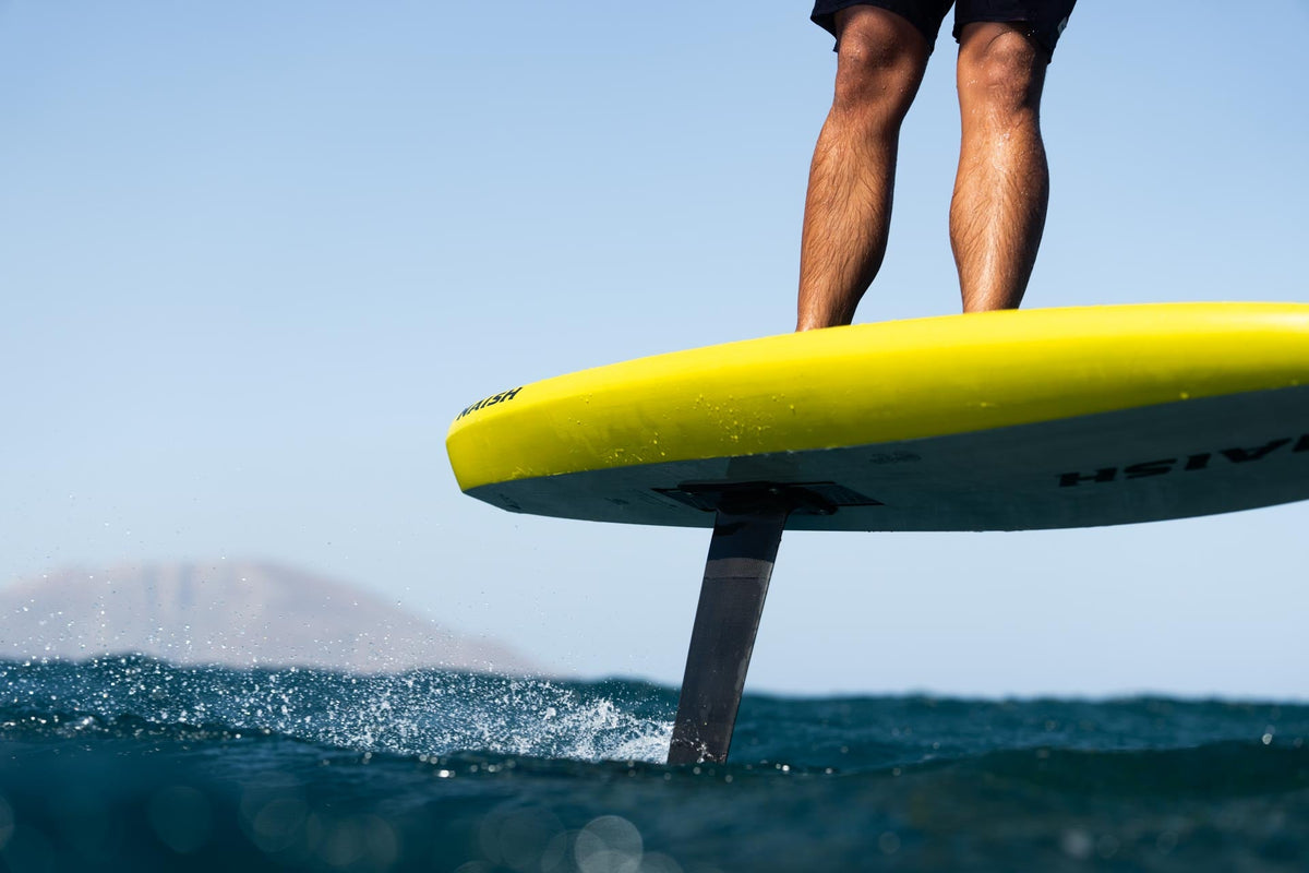 Onderkant van het Naish Chimera NVision wingfoilboard boven het water