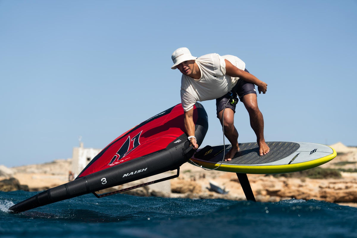 Rider op de foil met het Naish Chimera NVision wingfoilboard