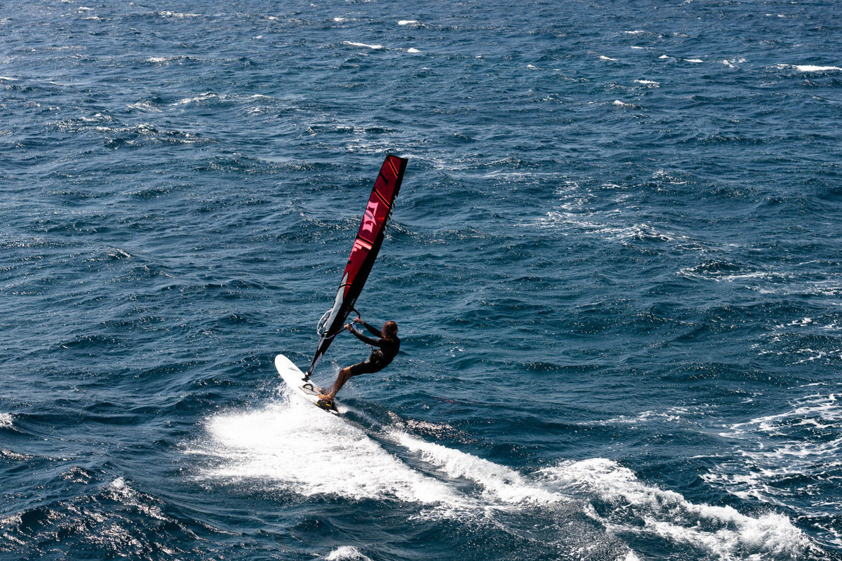 Naish Edge 25/26 in Red/White op vlak water