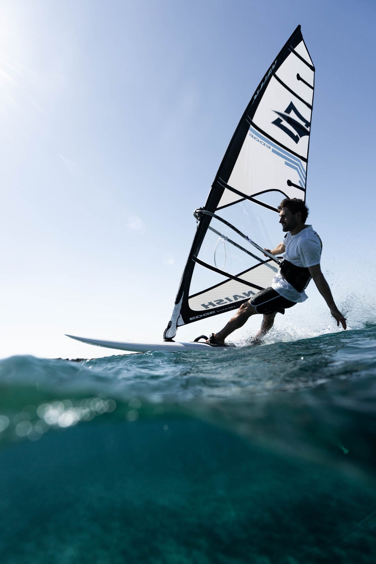 Naish Edge 25/26 in White/Blue op het water
