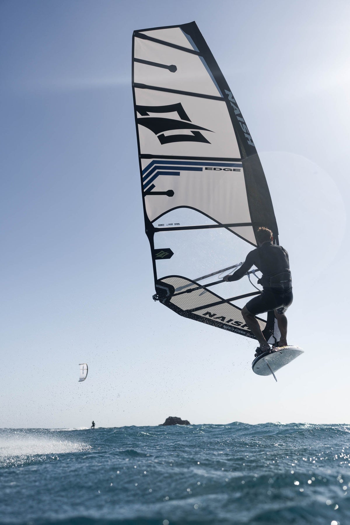 Naish Edge 25/26 tijdens een sprong