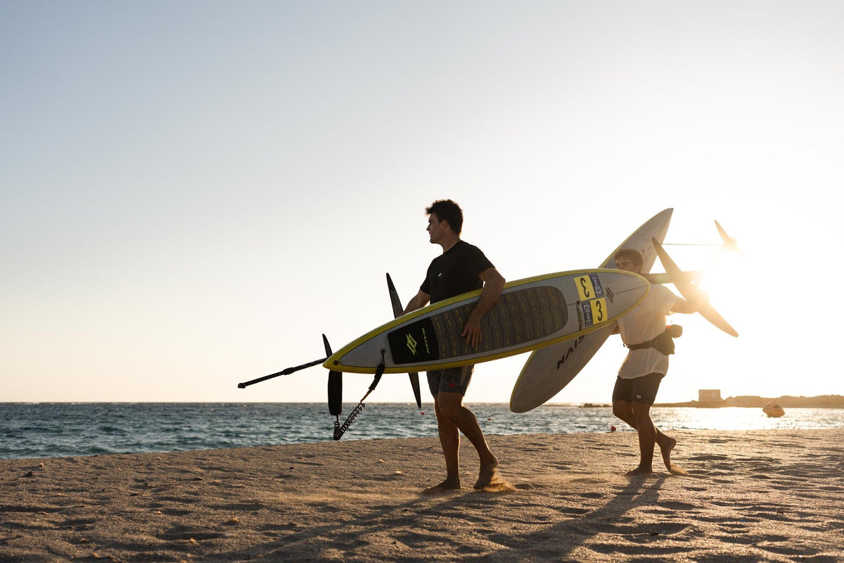 Naish Odyssey DW NVision downwindboard op het strand