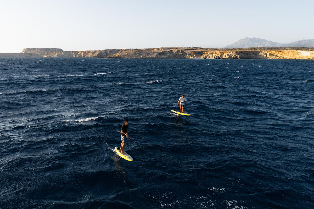 Twee riders met het Naish Odyssey DW NVision downwindboard op open water