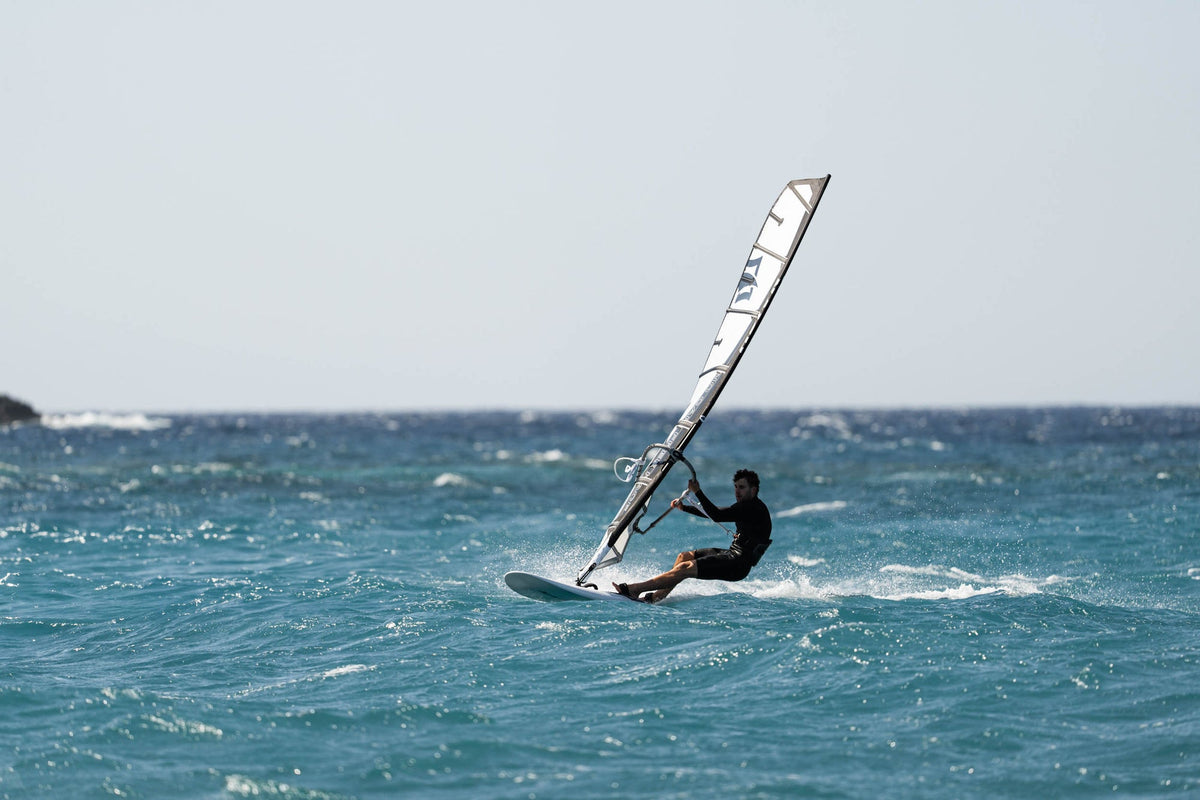 Naish Stratos Wood Sandwich 25/26 op snelheid in chop