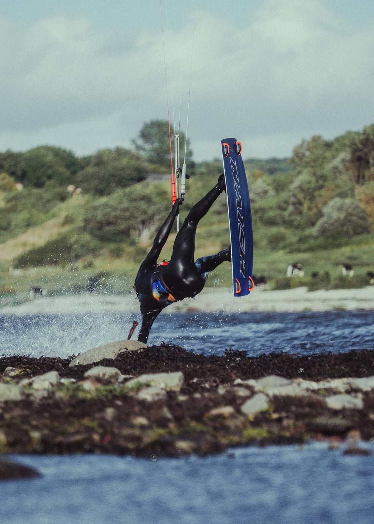 Kitesurfer in de Prolimit PF3 Steamer Free-X springt met board