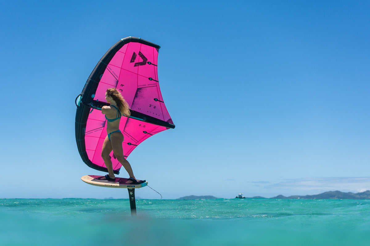 Wingfoiler met de roze Duotone Float boven helder water in Fiji