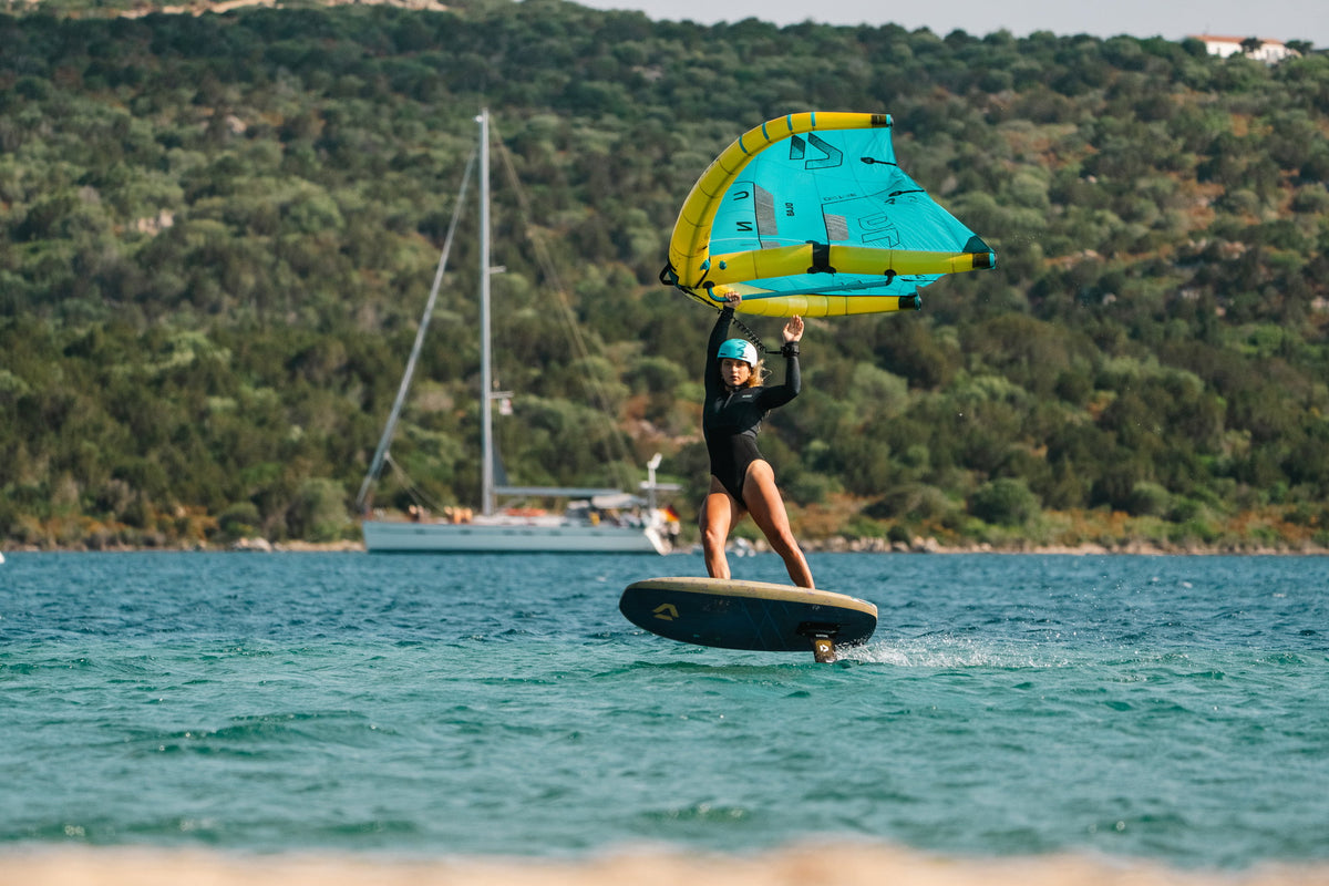Rider foilt met de Duotone Unit D/LAB 2026 op helder water bij Sardinië