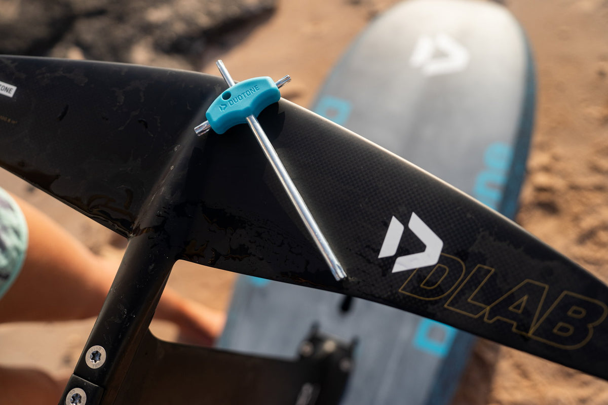 Duotone Pop D/LAB front wing met T-sleutel op het strand