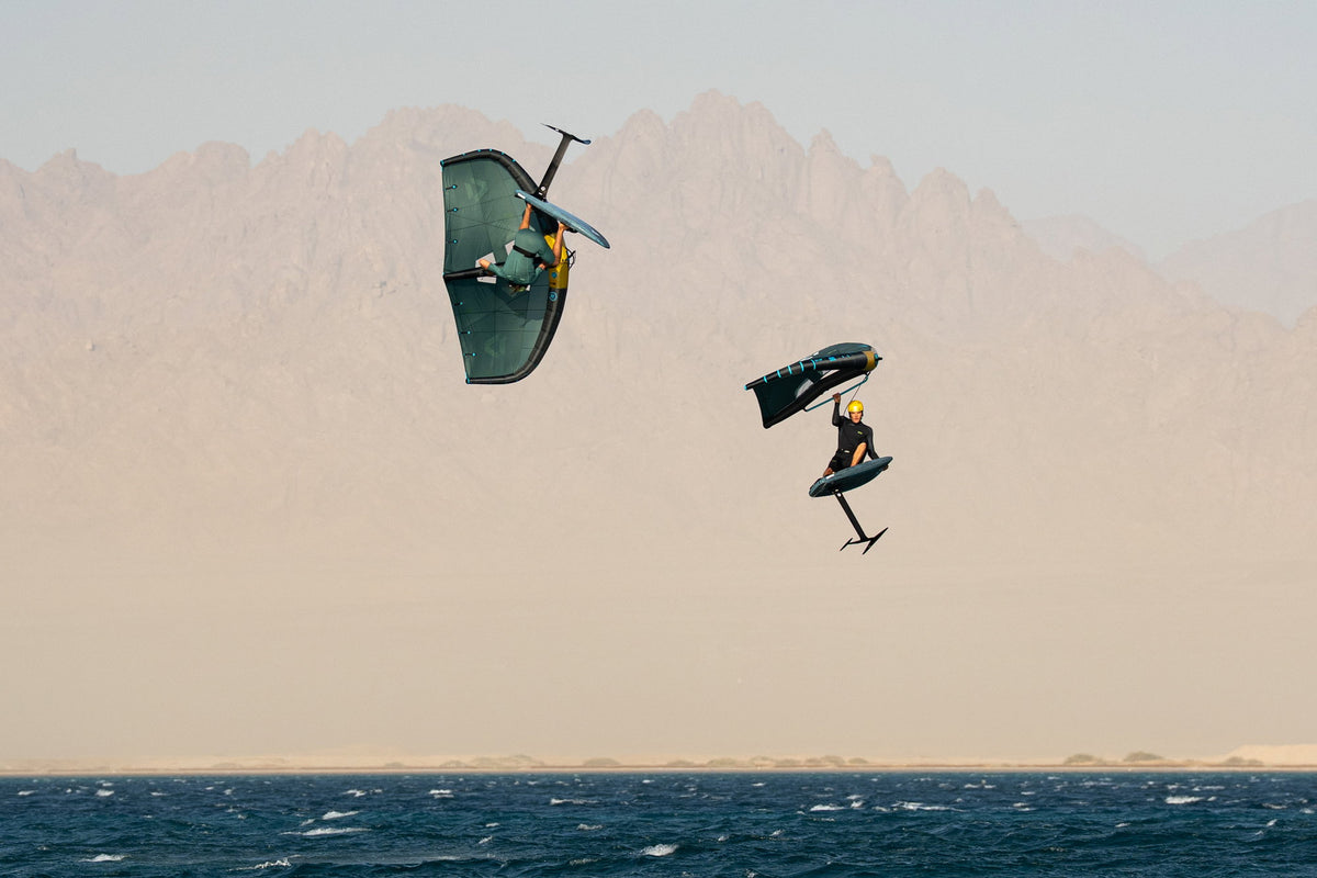 Twee riders met de Duotone Unit SLS 2027 in de lucht boven zee in Egypte