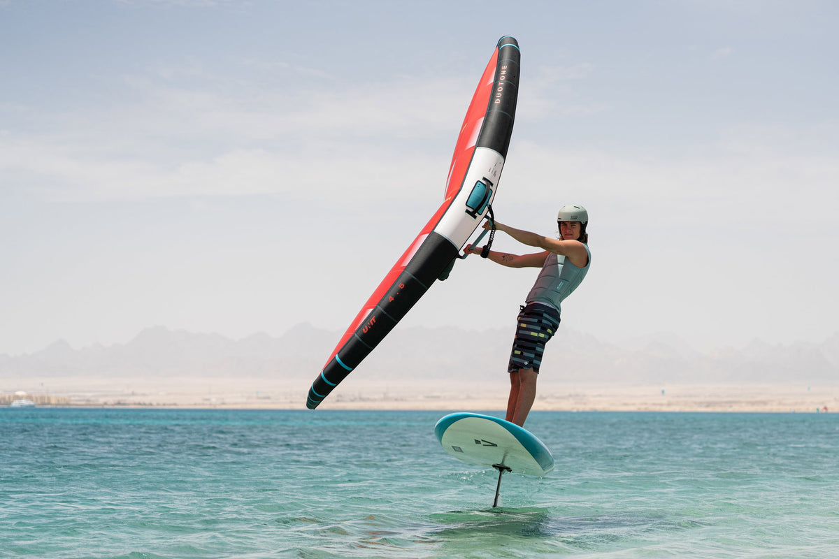 Duotone Sky Start DST 7'4" op de foil in een vlakke lagune