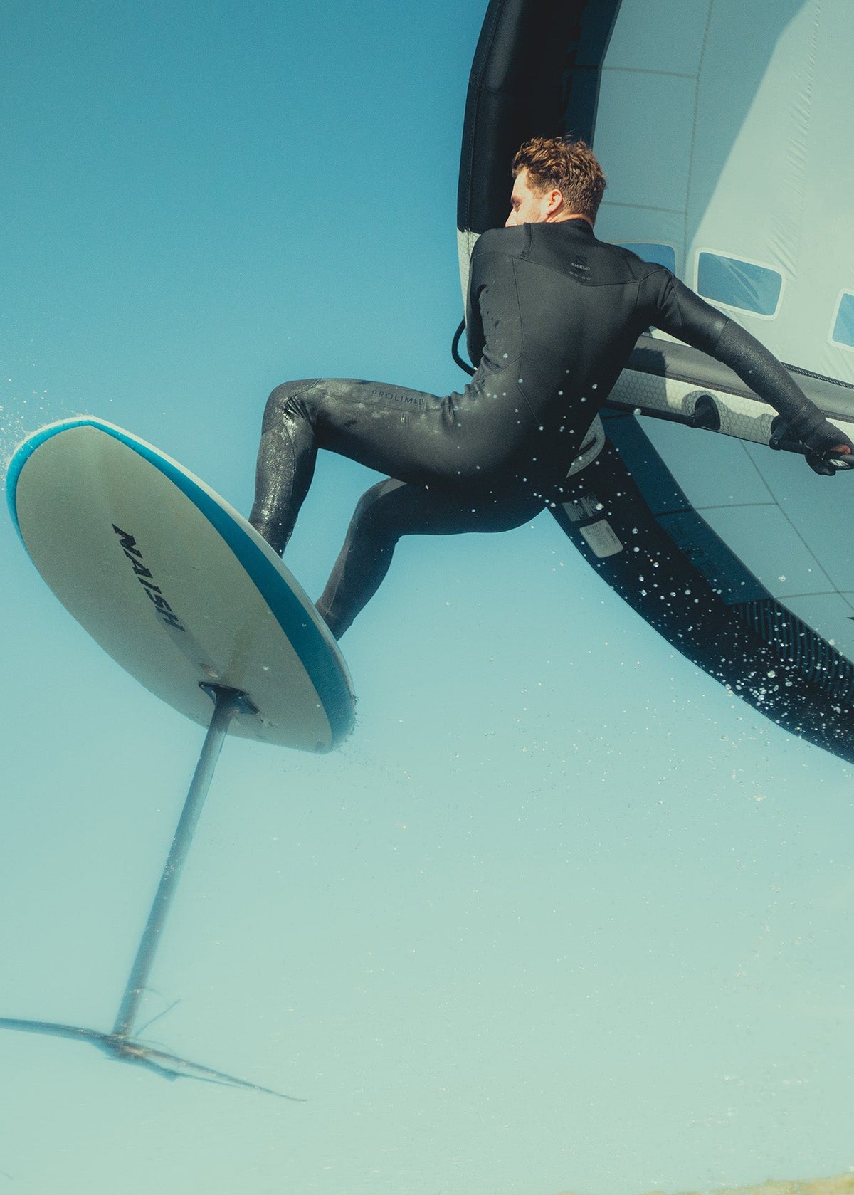 Wingfoiler in de Prolimit Shield-wetsuit tijdens het foilen