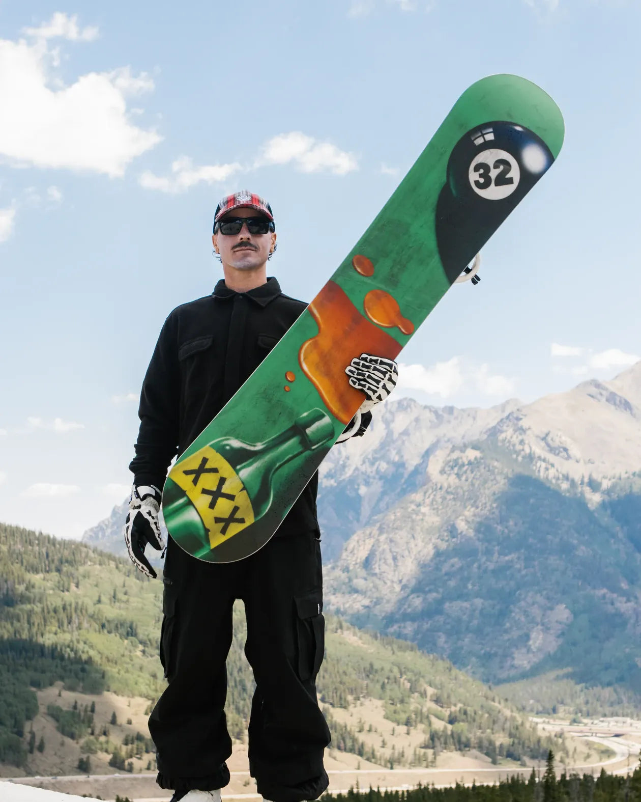 ThirtyTwo XXX Fava Pro wit-groen, rider houdt het board met de base naar voren