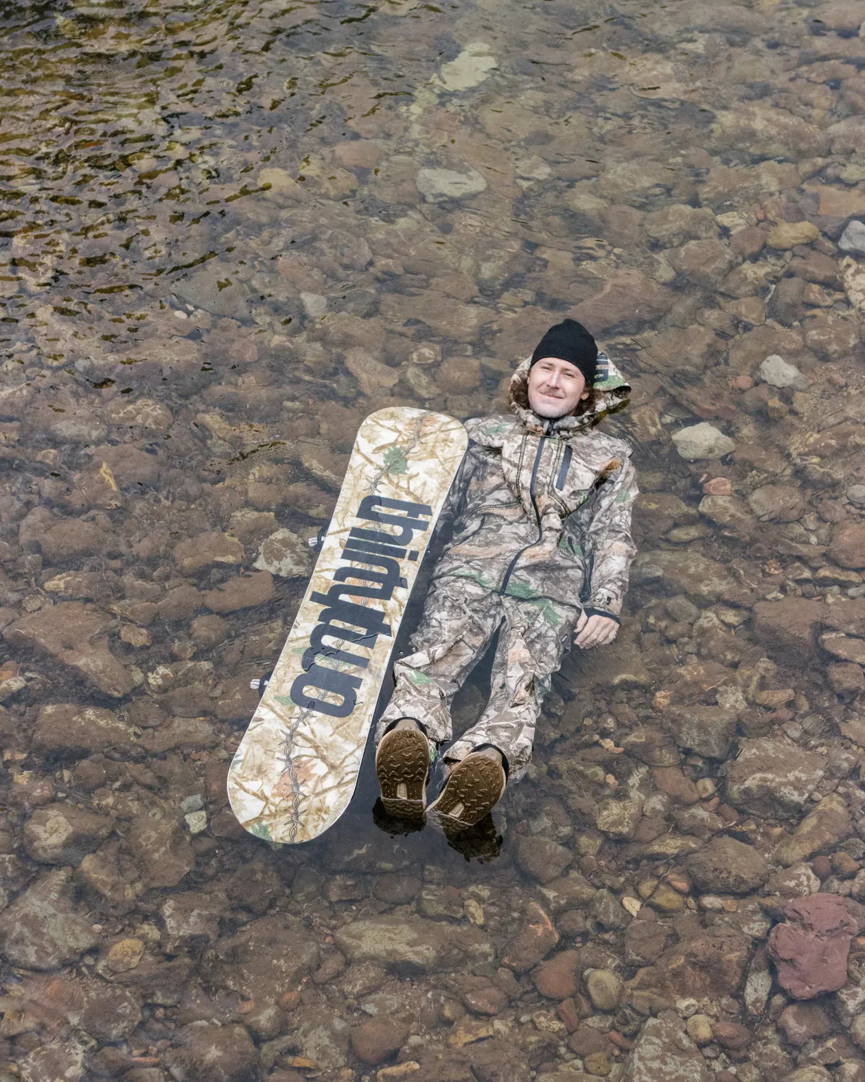 ThirtyTwo T32M zwart-wit, rider met board op een rotsbodem