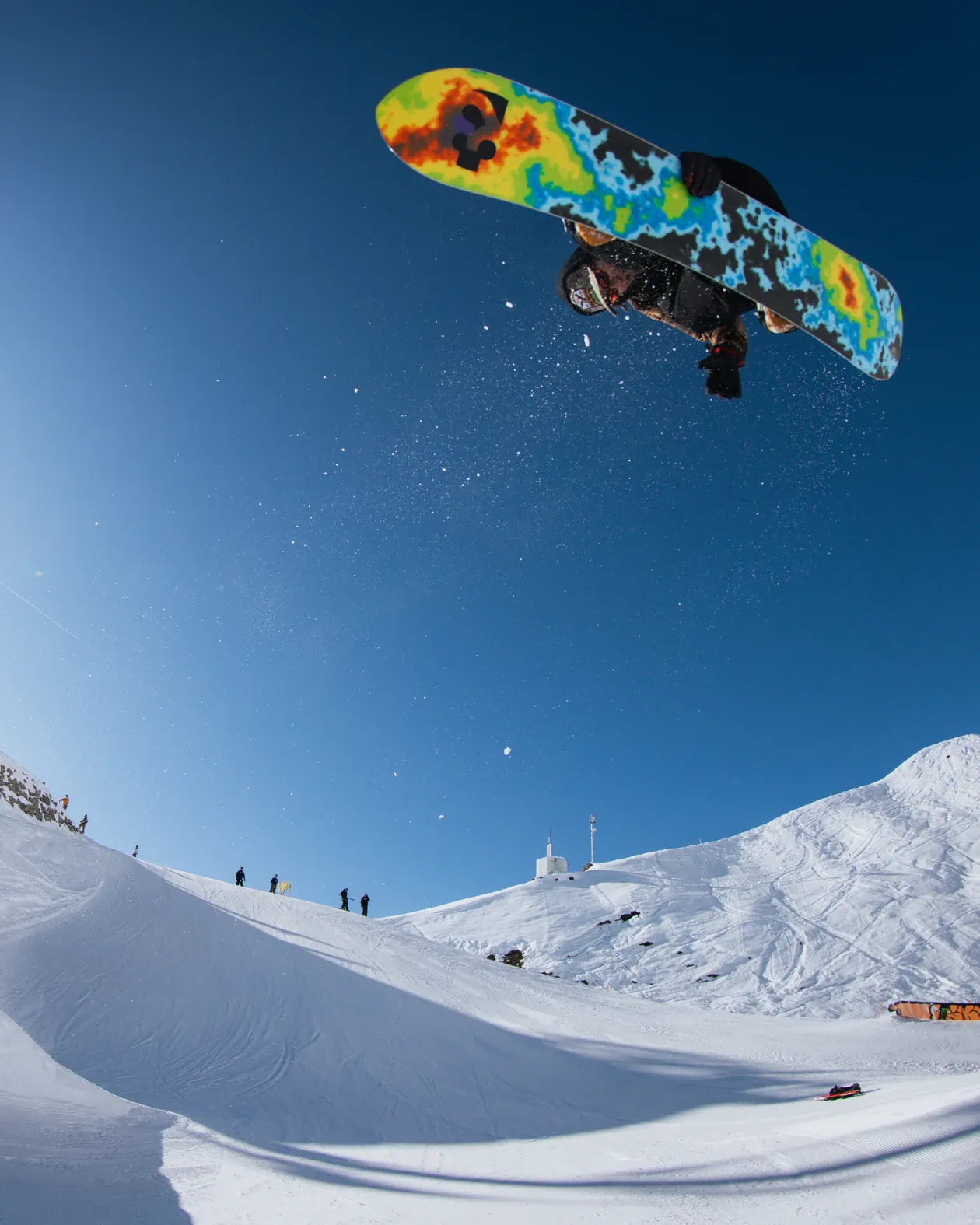 ThirtyTwo Atmosphere grijs-zwart, rider in de lucht in het snowpark, base zichtbaar