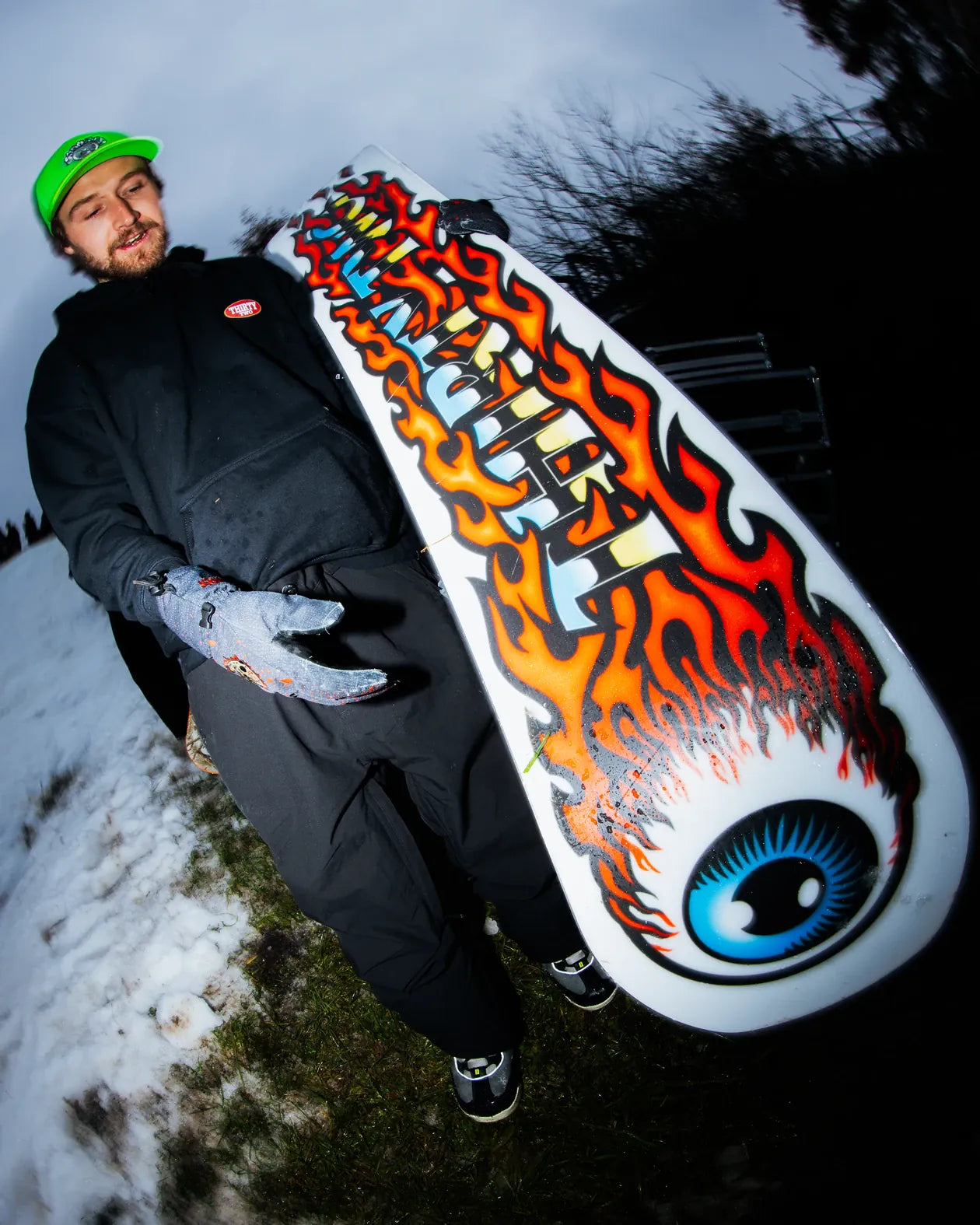 ThirtyTwo Cold World blauw-wit, rider houdt het board met de base naar voren
