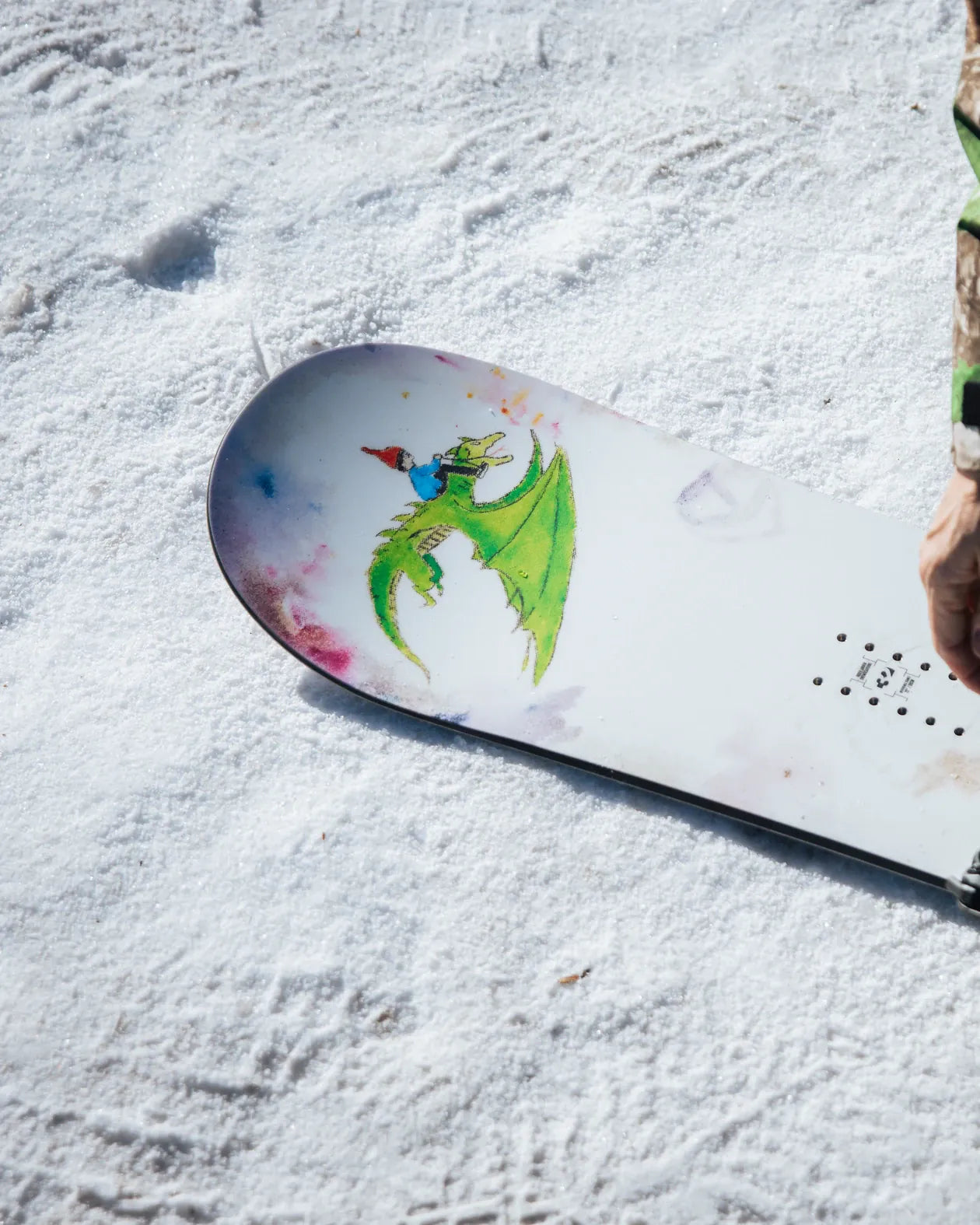 ThirtyTwo Middle Earth Pro wit, detail topsheet in de sneeuw