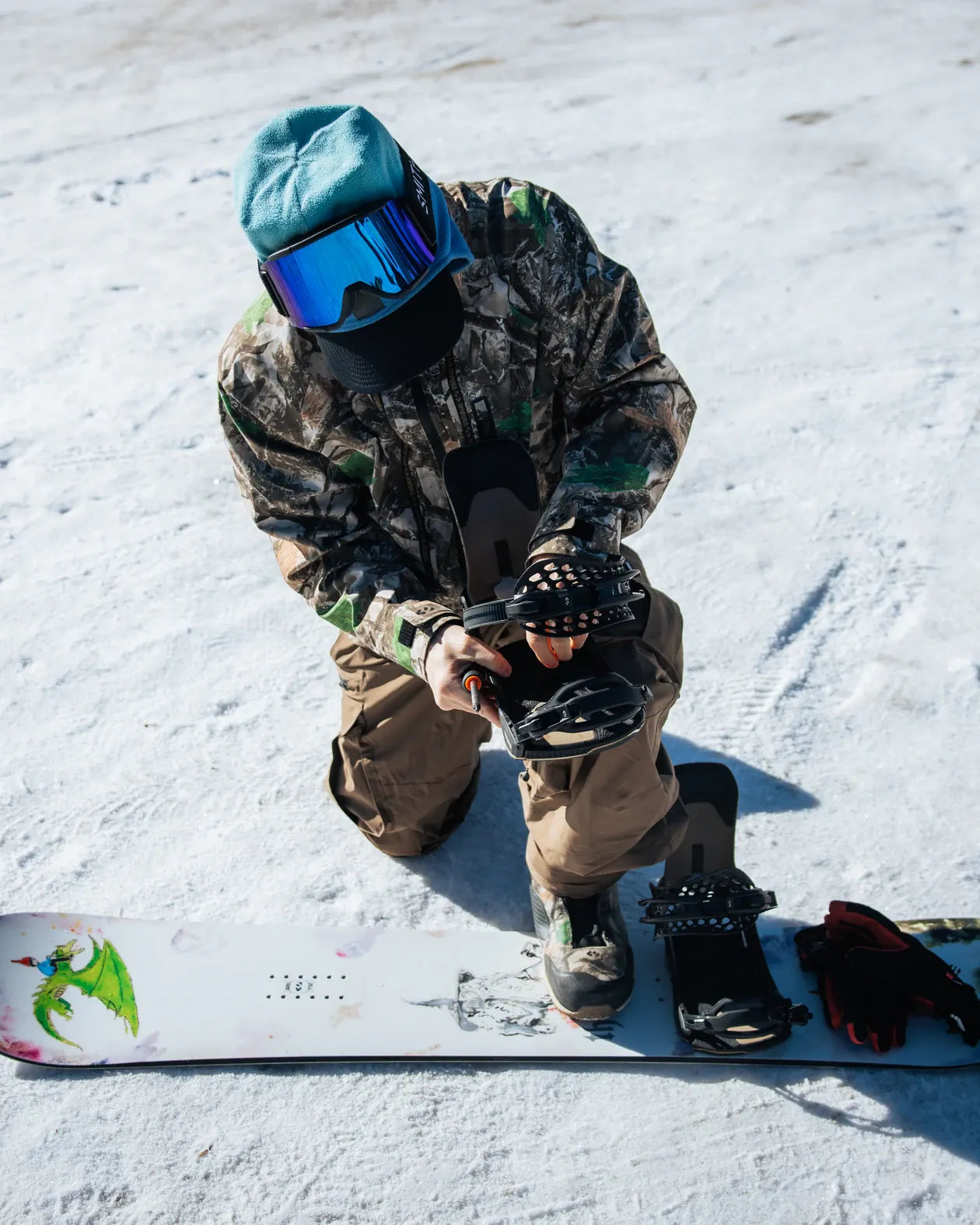ThirtyTwo Middle Earth Pro wit, rider maakt de bindingen vast in de sneeuw