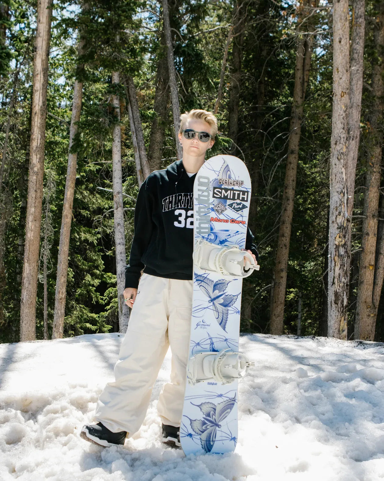 ThirtyTwo Gemini wit-blauw, rider met board tussen de bomen