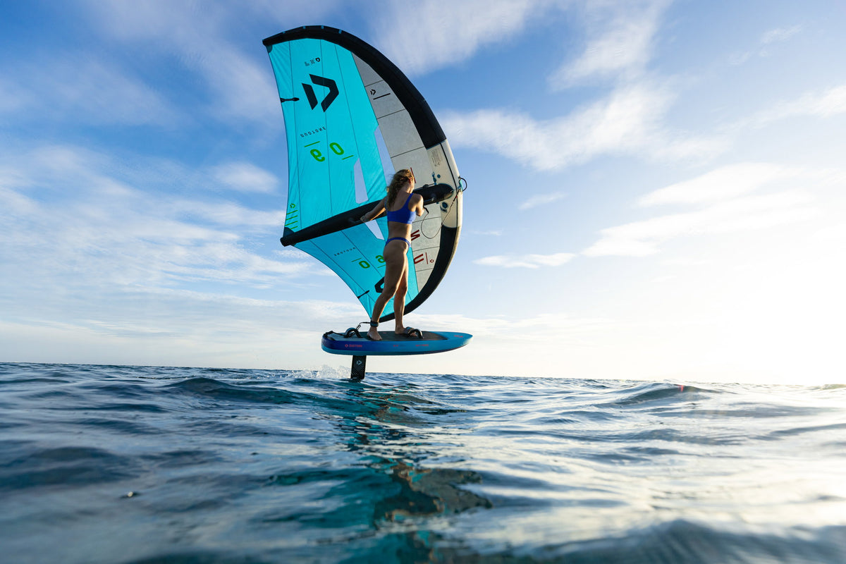 Wingfoilster foilt met de Duotone Unit 2024 in Turquoise/Dark Gray