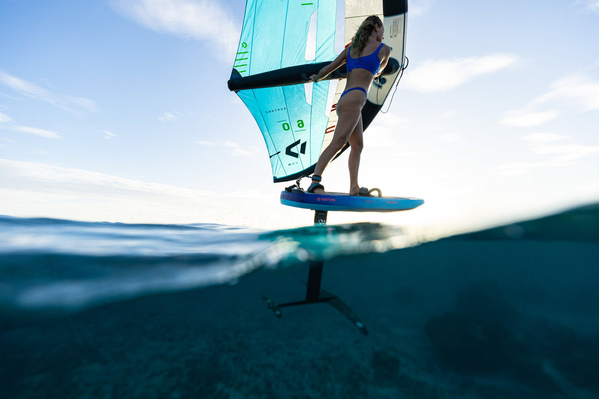 Wingfoilster met de Duotone Unit 2024 in Turquoise/Dark Gray op Tahiti