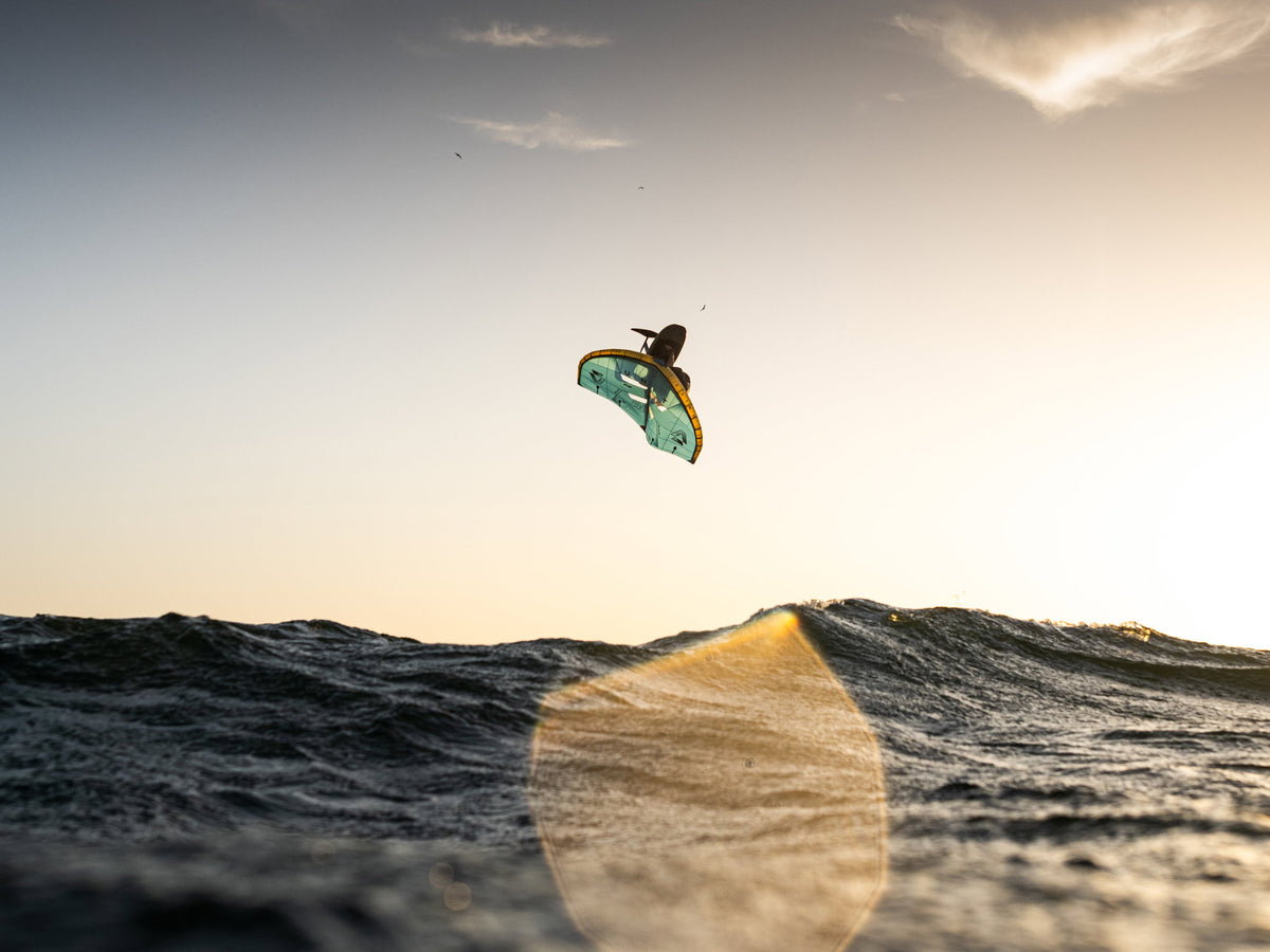 Rider springt hoog boven het water met de Duotone Unit D/LAB 2026 bij zonsondergang in Dakhla