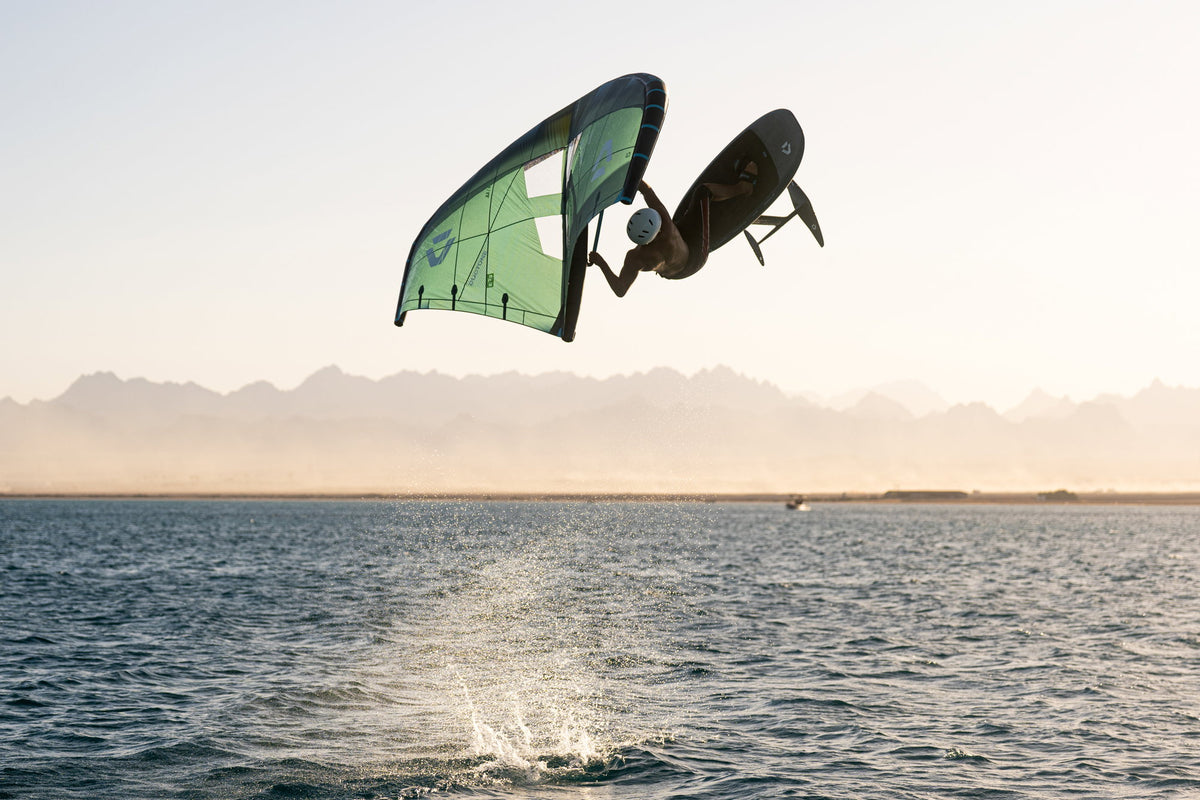 Duotone Unit SLS 2027 in Light Lime tijdens een sprong boven open water in Egypte