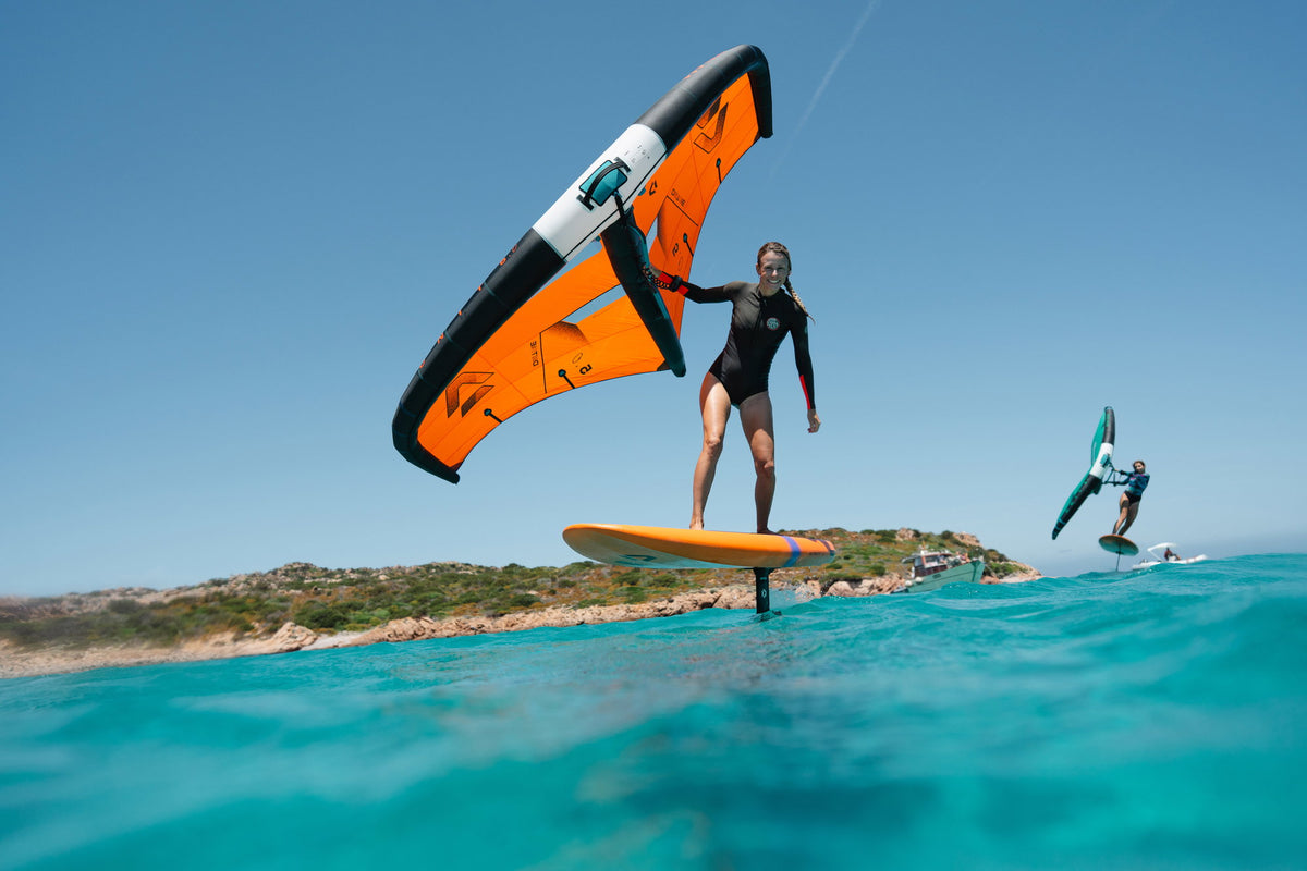 Wingfoilen op de Duotone Sky Free voor de kust van Sardinië