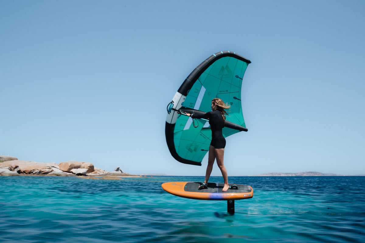 Rider vaart met een wing op de Duotone Sky Free langs de kust van Sardinië
