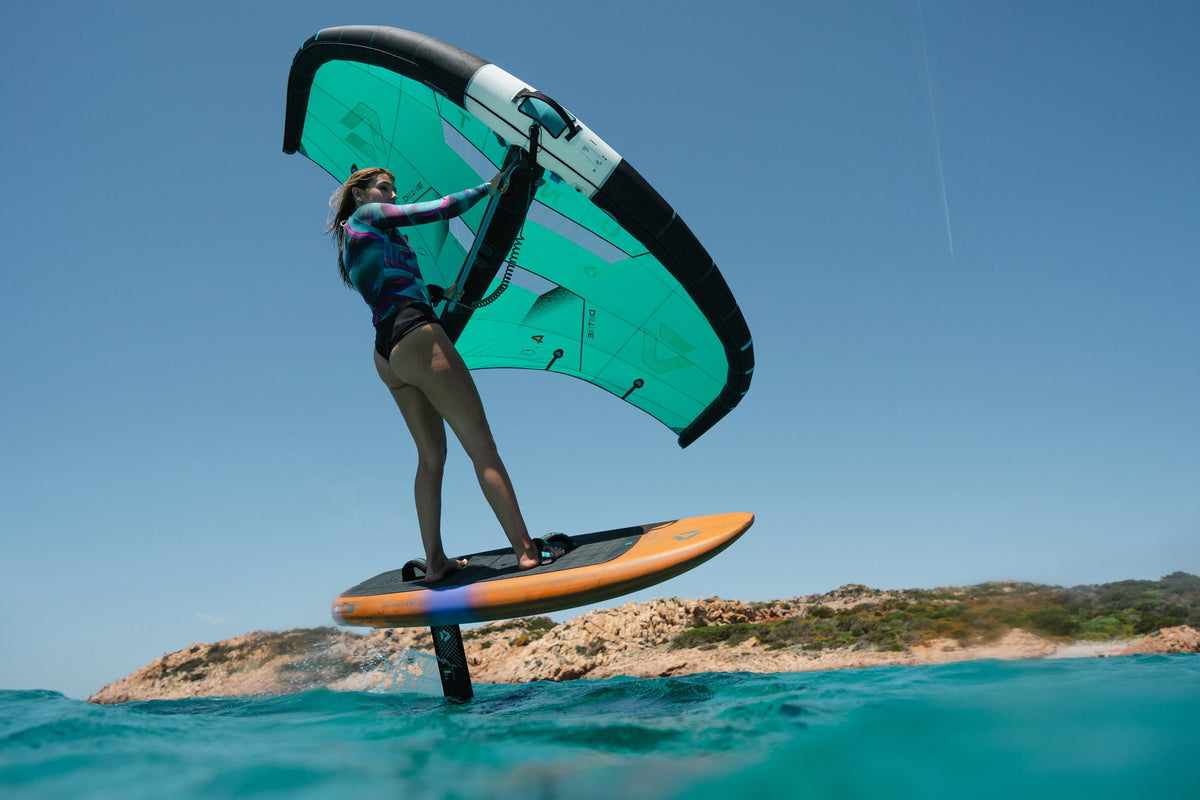 Rider foilt op de Duotone Sky Free boven turquoise water