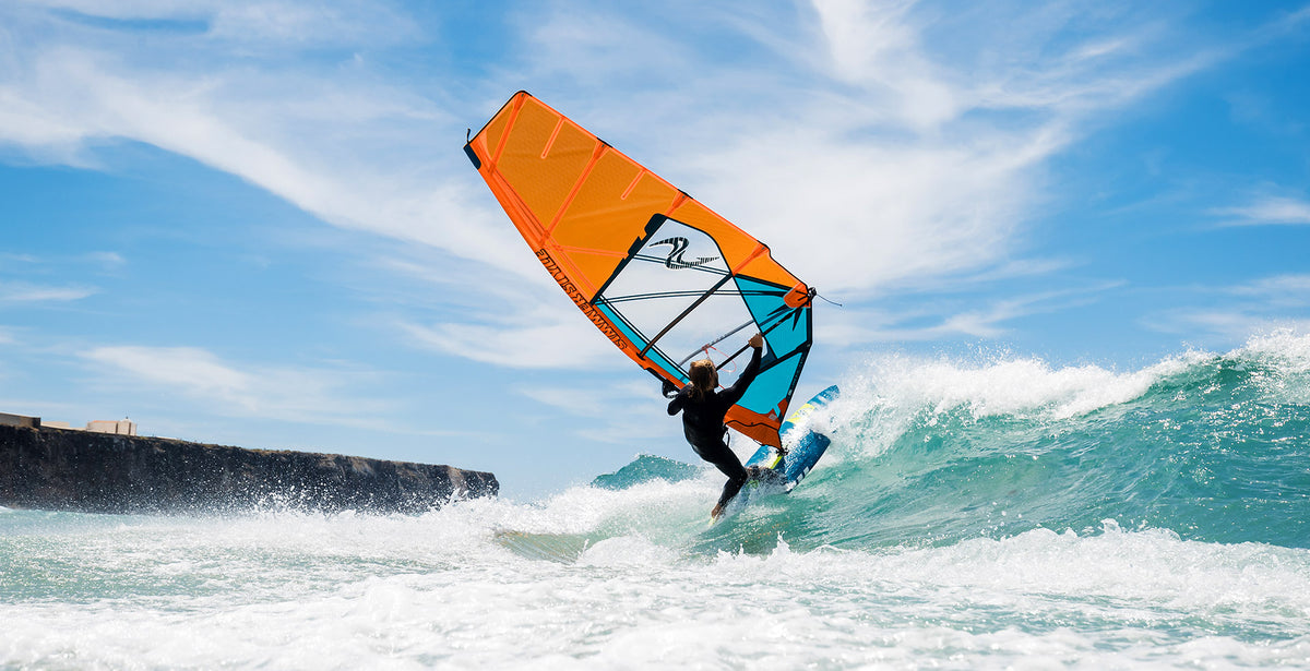 Bottom turn met de Simmer Style Evoq 2024 in oranje