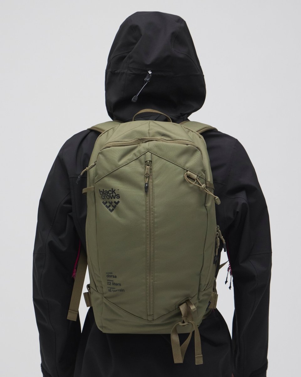 Black Crows Dorsa 22 Backpack olijfgroen, gedragen op de rug