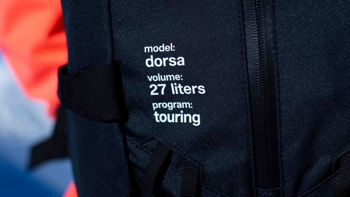Black Crows Dorsa 27 Backpack zwart, detail van het opschrift model dorsa, volume 27 liters, program touring